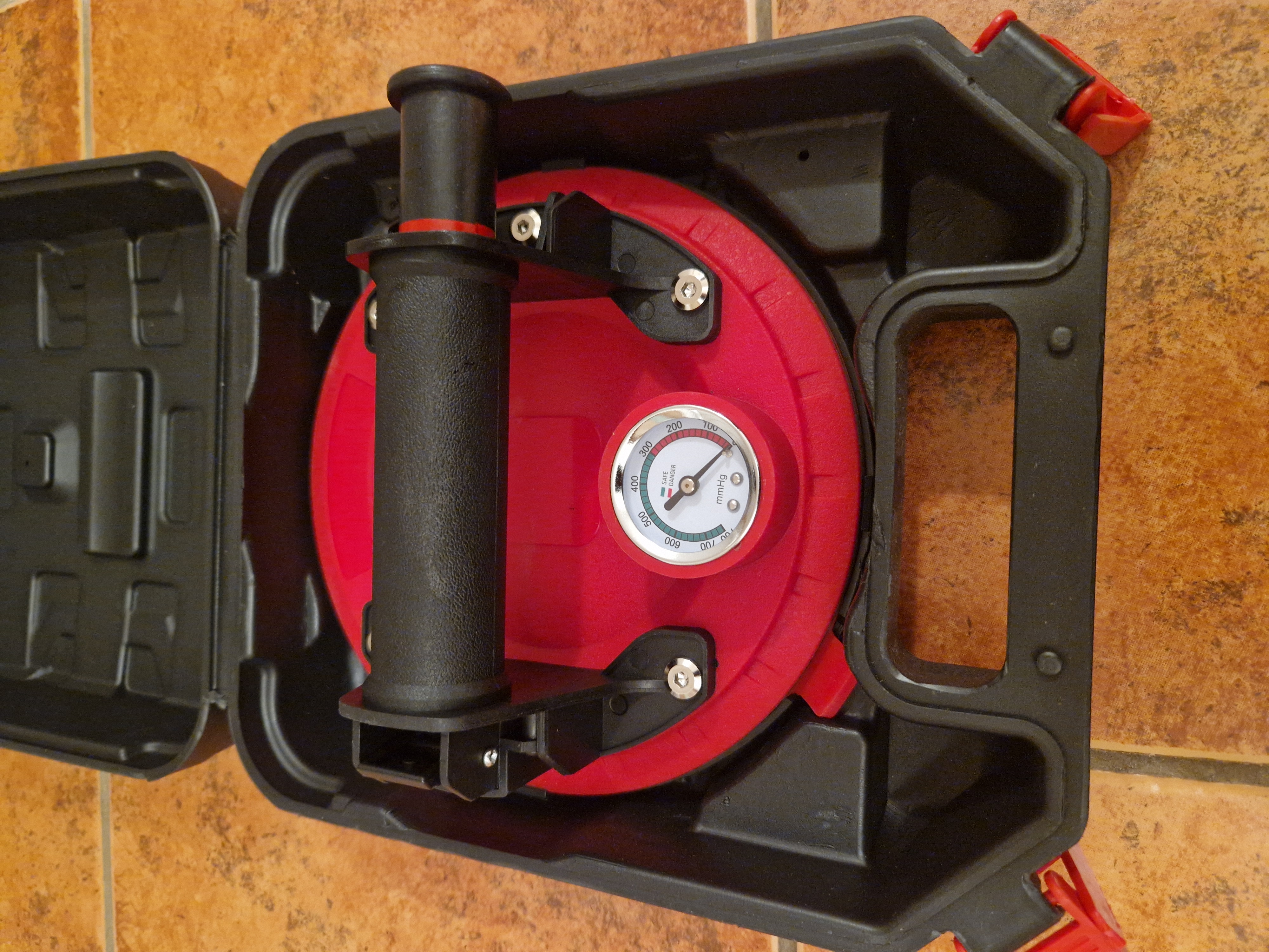 Chmelík P1 vakuová přísavka s manometrem na dlaždice, nosnost 110 kg, Ø 200 mm